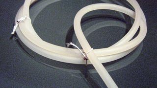 I tubi in elastomeri termoplastici uniscono le caratteristiche dei termoplastici resistenti e degli elastomeri flessibili. (Immagine:Reichelt Chemietechnik)