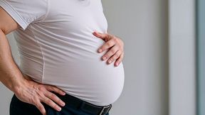 A new review finds that excess body fat drives many of the same biological changes seen in normal aging, raising the question of whether treating obesity could also help slow aging itself. (Source: free licensed / KI-generiert)
