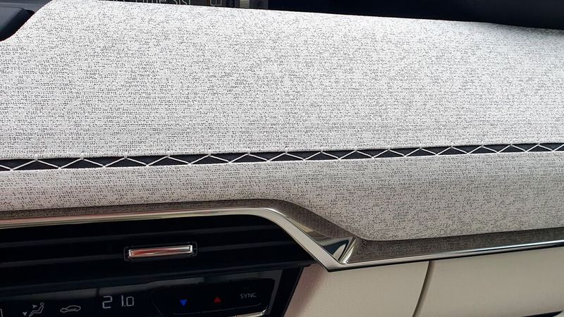 Das lang gezogene Armaturenbrett ist mit einem gewebten Stoff im Kimono-Style bezogen. Ins Auge sticht vor allem die besondere Nahttechnik.  (Bild: Mauritz – »kfz-betrieb«)