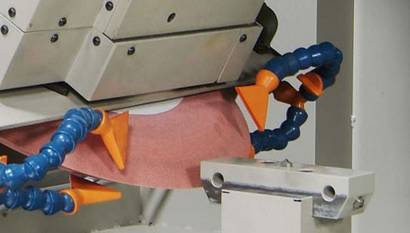 Die Okamoto Doppelsäulen-Schleifmaschine aus der DCG-Serie mit schwenkbarem Vertikal-Schleifkopf. (Bild: Okamoto)