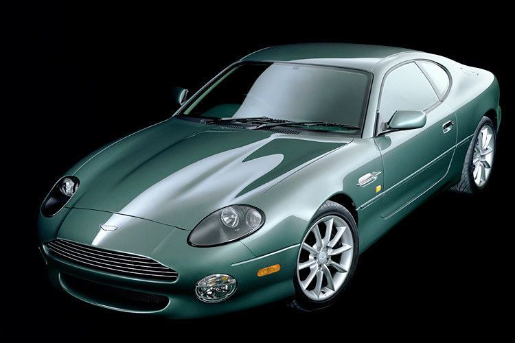 Platz 11: Aston Martin DB7 ab 1997. Der Premierenplatz für das neue Sportcoupé schien perfekt gewählt. Schließlich stand der DB7 für einen völligen Neuanfang in der Geschichte des aristokratischen Sportwagenbauers, der soeben unter das Dach von Ford geschlüpft war. Neben den großen V8 wollte Aston Martin nun einen erschwinglicheren Sechszylinder erstmals global vermarkten und präsentierte diesen deshalb nicht in London, sondern auf dem internationalen Parkett von Genf. (Foto: Aston Martin)