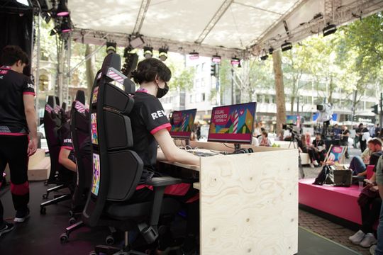 (Bei der Digital X wurde am Hohenzollernring 35 nicht nur mit den bekanntesten Gesichtern der eSports-Szene gezockt. (Bild: Deutsche Telekom))