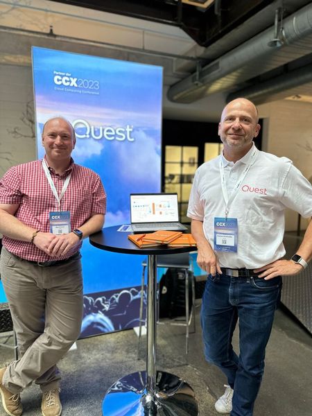 Ein gutes gelauntes Team am Stand von Quest: Meik Kimmel (l.) und Andreas Schmiedler (r.). (Bild: Vogel IT-Akademie)