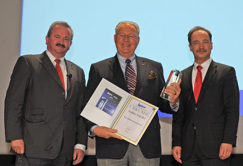 Die Expertenjury vergab 2011 den neuen Intec-Exzellenz-Preis an die Niles-Simmons Industrieanlagen GmbH. Firmenchef Prof. Dr. Hans J. Naumann (Mitte) nahm die Auszeichnung entgegen.  (Bild: Leipziger Messe)