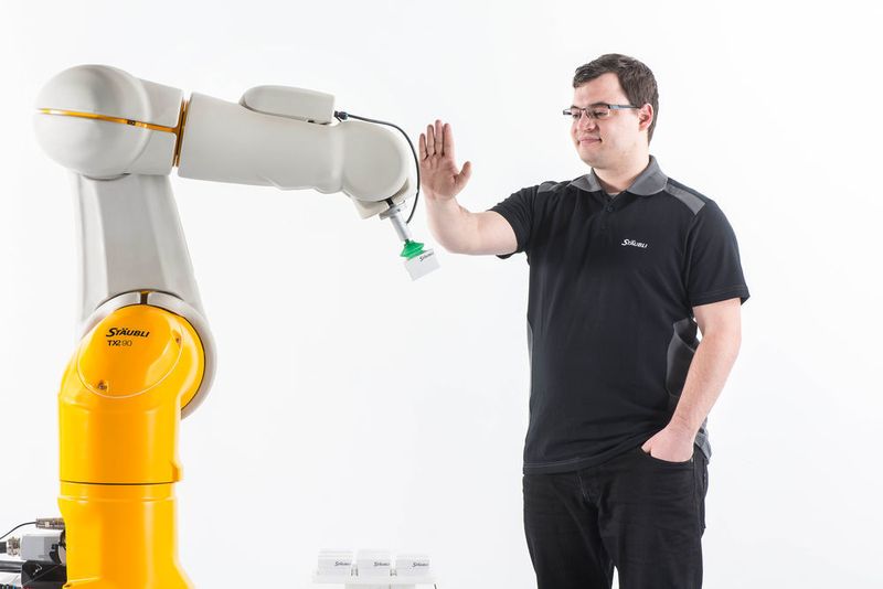 Die Safety-Skin sorgt für das sofortige Abstoppen bei direktem Kontakt zum Menschen. Der Mitarbeiter kann den Roboter so auch durch bloßes Antippen jederzeit stoppen. (Stäubli Robotics)