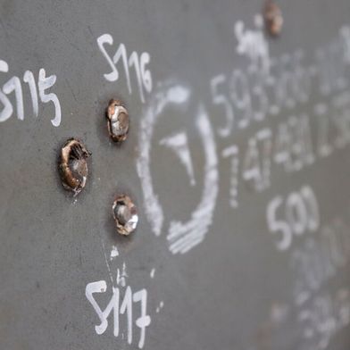Salzgitter intends to enter the armaments sector in a few months' time just as surely as this steel plate made of Secure 500 steel grade has passed the ballistic test - and is therefore also accepted by the Bundeswehr. (Source: Salzgitter)