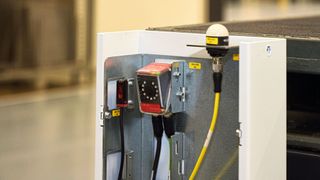 Leuze Sensorlösungen sind das Rückgrat der intelligenten Intralogistiklösung von Trumpf: Die Sensoren erkennen Rollwagen und Palette und identifizieren Auftrag und Material per 2D-Code vollautomatisiert.  (Bild: w. Adam, www.publick.de)