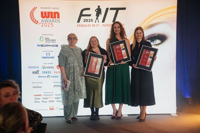 Die Gewinnerinnen aus dem Bereich »Women in eGovernment« | Kategorie » Young Leader«. Sarah Rachut (Silber), Lisanne Karee (Gold) und Merle Schmidt (Platin). (Bild: Manuel Emme Fotografie)