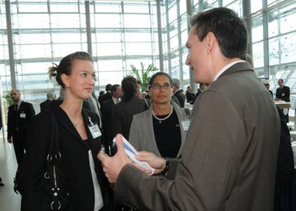...und auch von den Damen des Hauses lässt er sich das Geheimnis nicht entlocken: Dania Wehmeier, Assistentin der Geschäftsleitung bei Riller & Schnauck und Theodora Schnauck-Betow, Ehefrau von Kurt Schnauck. (Archiv: Vogel Business Media)