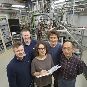 Francois Bocquet (2. v. r.), Sergey Subach (1. v. l.), Jessica Sforzini vom Forschungszentrum Jülich und Dave McCue (2.v. l.) und Tien-Lin Lee (1. v. r.), Diamond Light Source, Oxfordshire