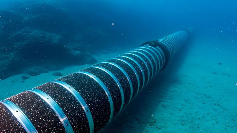 Das „Grace Hopper“-Seekabel, hier ein Symbolbild, war zentraler Bestandteil der in dem Transatlantik-Test eingesetzten Infrastruktur. Zukünftig spielen auch Satelliten eine Rolle. (Bild: ©  Muhammad - stock.adobe.com / KI-generiert)