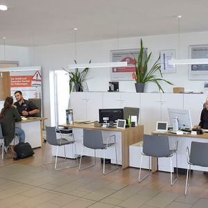 Von ihren Arbeitsplätzen aus können die Serviceberater ...(Bild:  Jan Rosenow)