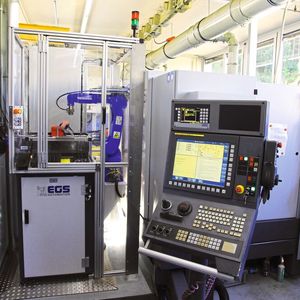 Ein Roboter-Palettiersystem automatisiert eine Schleifmaschine bei Scherzinger Pumpen in Furtwangen.(Bild:  EGS Automation GmbH)