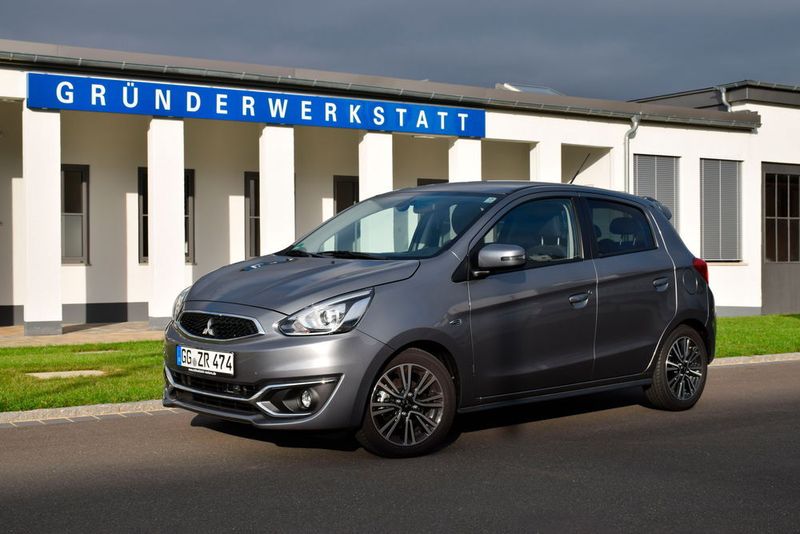 Die keilförmige Karosserie des Mitsubishi Space Star wirkt modern. Besonders die Front ist recht gelungen und verfällt weder ins Aggro- noch ins Kindchenschema. (Holz / »kfz-betrieb«)
