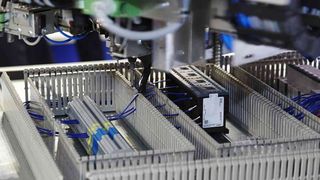 Der Verdrahtungsroboter Averex von Kiesling Maschinentechnik ermöglicht eine automatisierte Verdrahtung der Montageplatte. (Bild: Rittal)