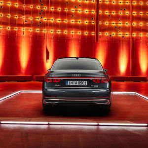 Das Besondere am Schlusslicht: Alle OLED-Module leuchten gemeinsam auf, wenn sich ein anderes Auto weniger als zwei Meter von hinten nähert – und warnen so dessen Fahrer vor drohender Berührung.(Bild:  Audi)