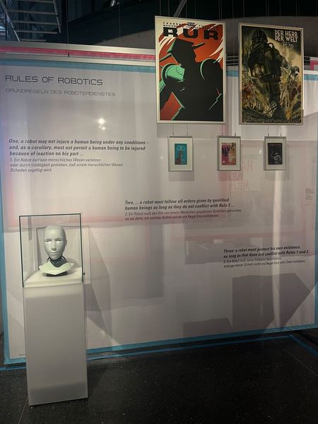 Auch die Robotik ist ein großer Bereich der Digitalisierung und wurde in die Ausstellung aufgenommen.  (© cm)