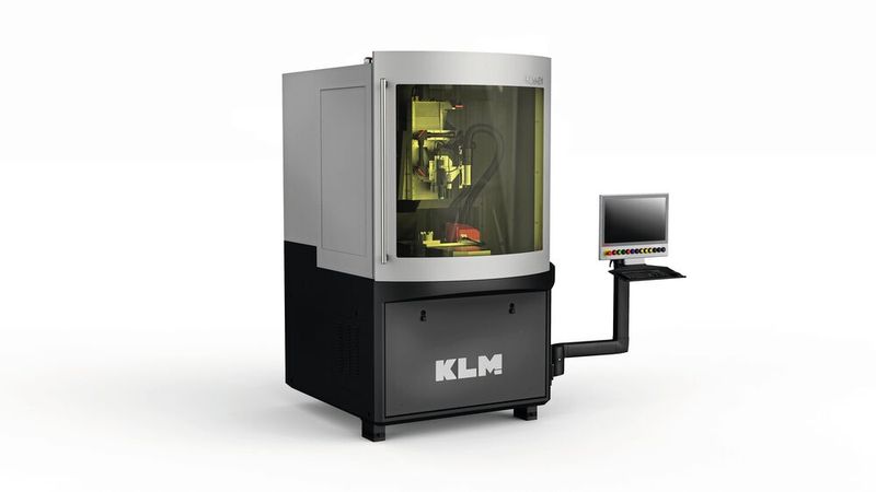 Die neu entwickelte E1 des Start-ups KLM ist eine Hightech-Lasermaschine, die bei der Bearbeitung von Kleinteilen ihre Stärken ausspielt. Insbesondere Unternehmen der Form- und Werkzeug-, Uhren- und Münzindustrie können damit ihre Produktivität deutlich steigern. (Bild: KLM Microlaser)
