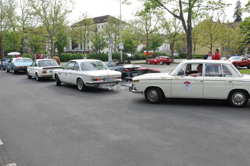 Zufälliges BMW-Treffen: In der Reihe stehen ein BMW 2002 turbo (Jahrgang 1974) und ein BMW 3,0 CSI (1975) – beide vom BMW-Händler Autohaus Köhler aus Karlstadt – sowie ein BMW 1800 aus dem Jahr 1968. (Foto: Grimm/Dominsky)