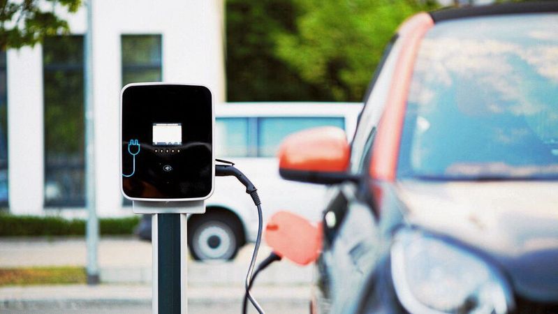 Ab sofort können Autohäuser auch die Anträge zur Teilhabe am THG-Quotendeal für die E-Autos ihrer Kunden abwickeln. Davon profitieren der Kunde und das Autohaus.(Bild:  gemeinfrei /  Pixabay)