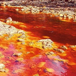 Durch Pyritverwitterung versauertes eisenreiches Wasser im Rio Tinto, Spanien. Wenn in Eiszeiten der Meeresspiegel fällt, verlagern sich die Küsten Richtung Ozean und es werden mehr als 20 Millionen Quadratkilometerpotenziell pyrithaltiger Schelfsedimente entwässert. In den Eiszeiten könnten viele Küstengewässer aufgrund der Pyritverwitterung in den ehemaligen Schelfsedimenten ähnlich ausgesehen haben.