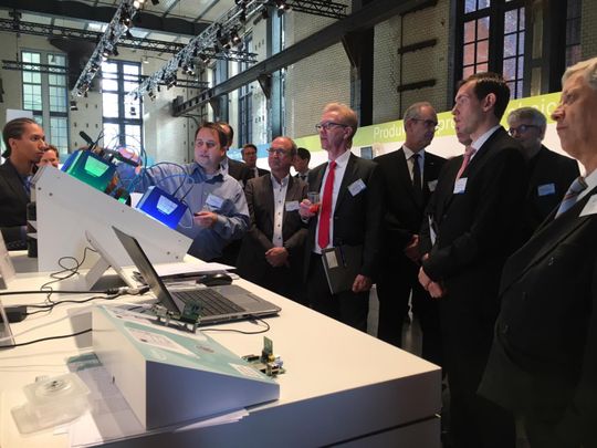 (Elektromotor: Eine optimale Leistung von Elektromotoren ist erforderlich, um sowohl maximale Leistungseffizienz als auch strukturelle Zuverlässigkeit in Transportanwendungen zu gewährleisten. Dabei kommen Ansys Maxwell, Ansys Mechanical und Ansys RBF Morph Structures zur Optimierung von Leistung und Lebensdauer zum Einsatz. Der parameterfreie Formoptimierer von RBF Morph ermöglicht die Umformung der am stärksten beanspruchten Tasche, was zu einer Verringerung der Spannung um 27 Prozent führt. Bild: RBF Morph)