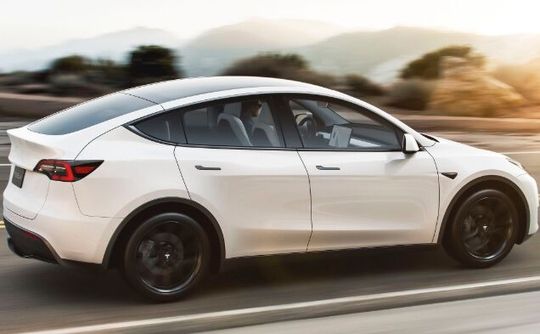 Und er wagt es doch! Tesla-Gründer Elon Musk hat sein Versprechen gehalten. Seit dem 22. Juni können ausgewählte Personen in autonomen Model-Y-Robotaxis fahren. Doch ganzt traut man der Autonomie doch noch nicht ...(Bild:  Tesla)