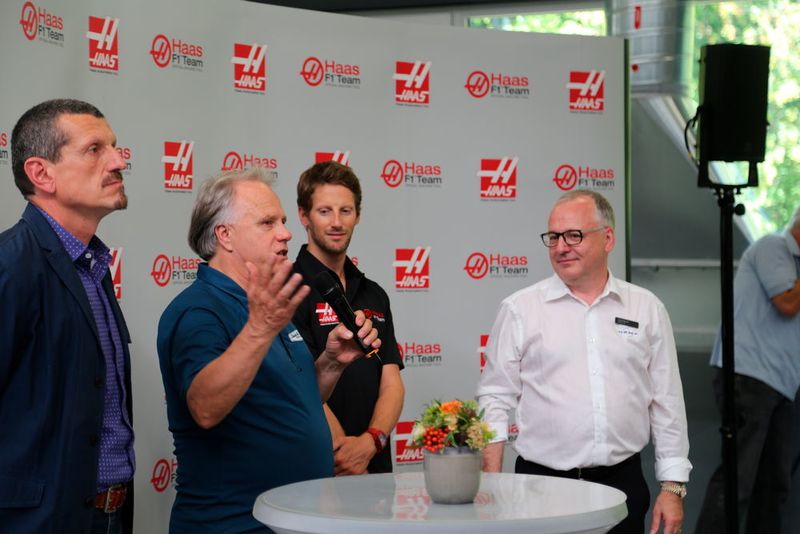 Günther Steiner, le directeur de l'écurie Haas F1, Gene Haas le patron de Haas Automation Inc., Romain Grosjean le pilote franco-suisse de l'écurie Haas F1 et à droite Urs W. Berner le directeur d'Urma AG, distributeur suisse des machines de marque Haas. (JR Gonthier)