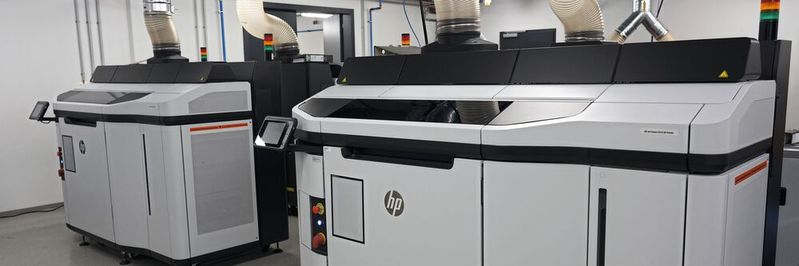 Mit der Anschaffung zweier 3D-Drucksysteme der HP-Jet-Fusion-5600-Serie will Protolabs seine Vorreiterrolle innerhalb der Welt der additiven Fertigung unterstreichen. (Bild:  Protolabs)