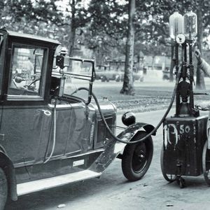 Lange Zeit waren die Tankstelle und die Zapfsäule beinahe ein und dasselbe. Erst im Laufe der Zeit mussten Kraftfahrzeuge direkt zu letzterer kommen.(Bild:  Ullstein Bild)