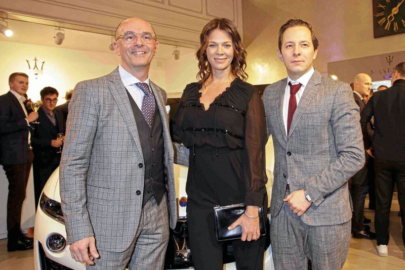 Sichtlich gut gelaunt zeigte sich Maserati-Deutschland-Chef Piergiorgio Cecco (links) mit Jessica Schwarz und ihrem Kollegen Trystan Pütter. (Bild: BrauerPhotos / V. Simon fuer Maserati)