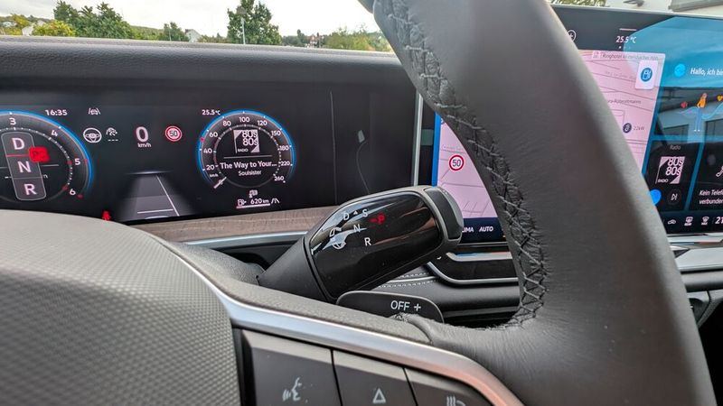 Der befindet sich jedoch hinter dem Lenkrad. (Bild: Mauritz – VCG)