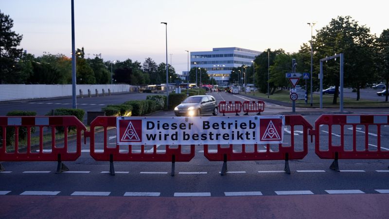 Die IG-Metall bestreikt erstmals in der Geschichte des Standortes das Kölner Ford-Werk.(Bild:  Stephen Petrat/IG-Metall)