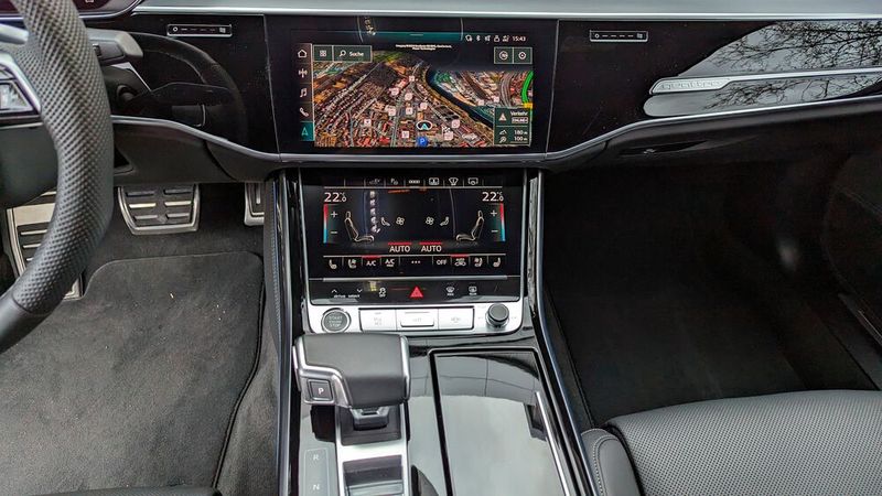 Die Bedienung basiert auf zwei getrennten Touchscreens. Haptische Schalter gibt es kaum noch – sogar die Lüftungsdüsen werden über Sensorfelder gesteuert. (Bild: Rosenow – VCG)