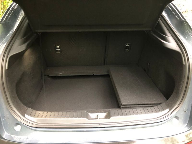 Praktisch: Der Kofferraum hat einen doppelten Boden für „Kleinkram“. Insgesamt passen 430 Liter ins Gepäckabteil. (Bild: Jens Scheiner/»Automobil Industrie«)