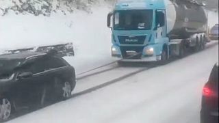 Vorne ein A6 Avant, hinten ein Tanklaster, dazwischen ein Schwerlastgurt: Ein im Stau stehender Autofahrer filmte diese ungewöhnliche Abschleppaktion. (Bild: Screenshot Privatvideo)