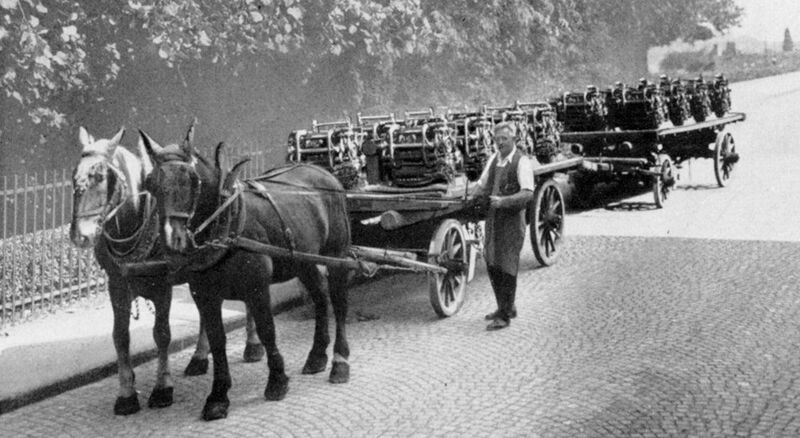 1940: Für die Schweiz bestimmte Maschinen werden offen spediert.  (Stäubli)