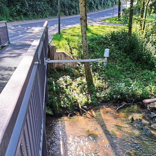 Kleine Gewässer wie die Prüm oder Nims können sich bei Starkregen binnen Stunden in reißende Ströme verwandeln. Digitale Pegelstationen helfen, Gefahren frühzeitig zu erkennen.(Bild:  Vega)