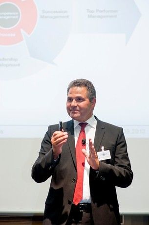 Jörg Schwitalla, zuletzt Mitglied des Vorstands und Chief Human Resources Officer der MAN SE, erklärt, wie Führungskräfte bei MAN ausgewählt werden. (Bild: Odgers Berndtson)