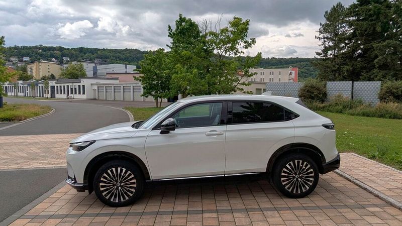 Mit seinem sportlichen Heck und den schmalen Rückleuchten erinnert der Honda manche an den neuen Porsche Macan. Ist ja kein schlechter Vergleichspartner. (Bild: Rosenow – VCG)