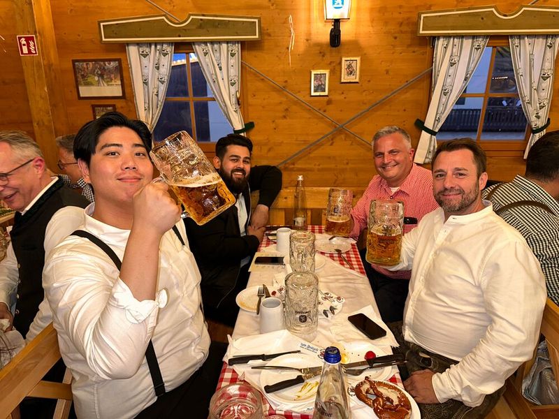 Prost (v. l.) Jinwan Chun (Solum), Raqeeb Khan (RA Vision), Alexander Djemaa (A1 Digital) und Zan Bazika (Solum Europe) (Bild: Vogel IT-Medien GmbH)