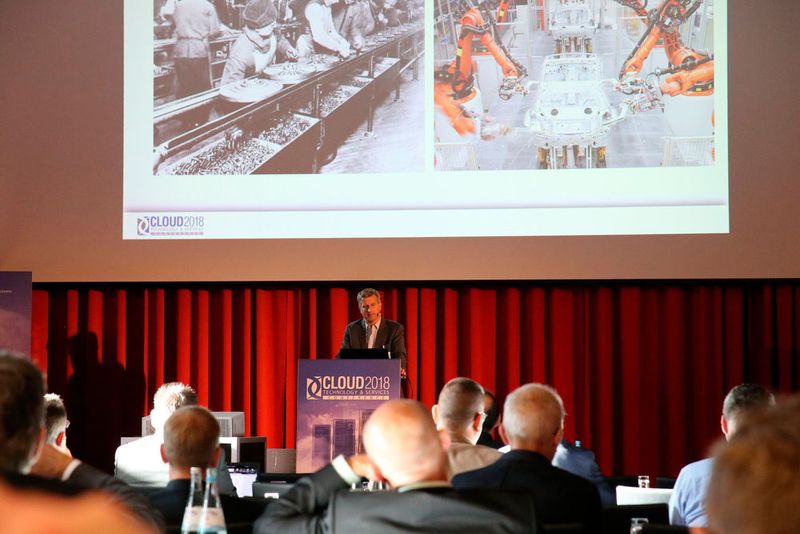 Prof. Dr. Oliver Hinz von der Goethe Universität in Frankfurt gibt in seiner Keynote einen ökonomischen und technologischen Cloud-Ausblick. (Bild: Vogel IT-Akademie)