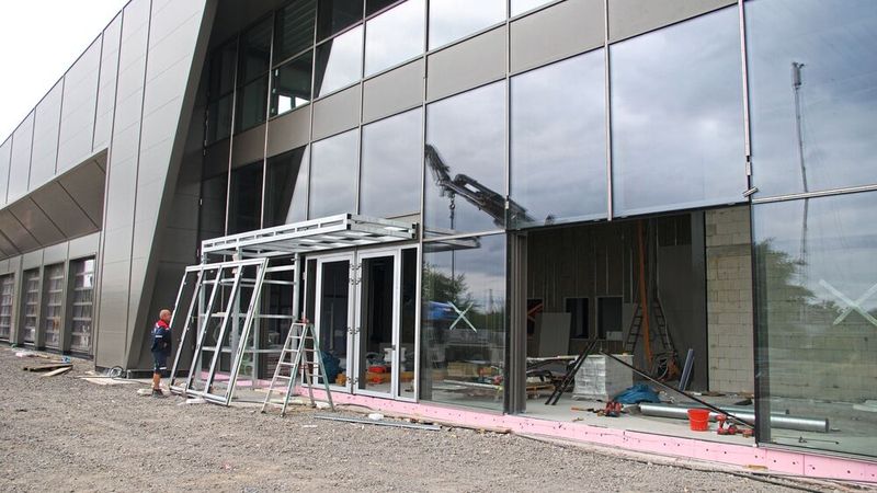 Schon die noch nicht ganz ferige Fassade des Neubaus in Lollar lässt großes und beeindruckendes erwarten.(Bild:  Wenz)