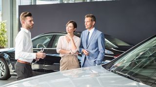 Die persönliche Beratung im Autohaus ist für Kunden weiterhin sehr wichtig, auch wenn sie zuvor im Netz nach ihrem Wunschauto recherchiert haben.  (Bild: ProMotor)