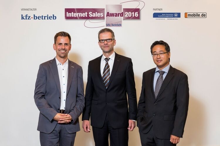 Frederick Altrock (Mobile.de, li.), Frank Ehlert (Bank Deutsches Kraftfahrzeuggewerbe, Mitte) und Dominic Schäfer-Elmayer (ebenfalls BDK) hatten als Juroren den Internet Sales Award 2016 begleitet. (Foto: Bausewein)