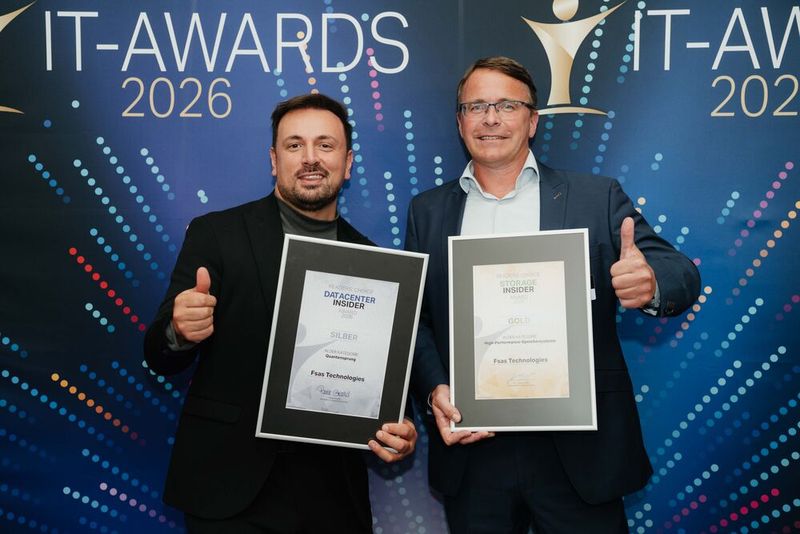 Zwei Preise für Fsas Technologies nehmen Qendrim Krasniqi (l.) und Alexander Tlusit gerne mit. (Bild:  Manuel Emme Fotografie)