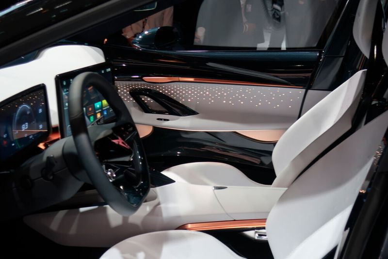 Im Innenraum setzen die Designer auf sportliche Schalensitze und sehr große Displays. (Grimm/»kfz-betrieb«)