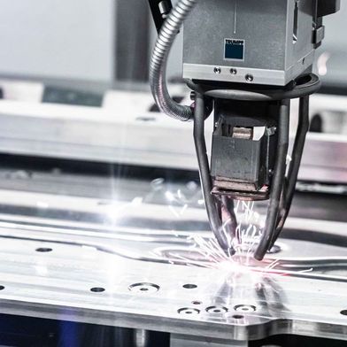 Hago macht vor, was kein Fachmann bis vor Kurzem für möglich hielt: Sie schweißen die annähernd einen Meter lange Kühleinheit bestehend aus zwei gestanzten Aluminiumkomponenten und zwei VDA-Konnektoren mit dem Laser – prozesssicher und in Serie.  (Bild: Trumpf)