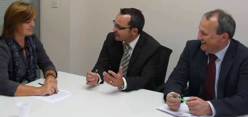 Daniel Dossenbach und Jürg Weber, Produktmanager Sensor Solutions erläutern, warum sich Baumer auf Distanz messende Sensoren fokussiert und welches Potenzial sie darin sehen.   Bild: Ines Näther (Archiv: Vogel Business Media)