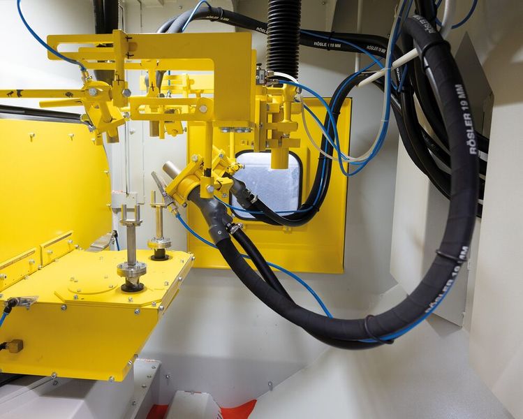 The blast nozzles, placed at the top and bottom of a vertical linear shuttle unit, can be moved up/down and individually turned on or off.  (Source: Rösler Oberflchentechnik)